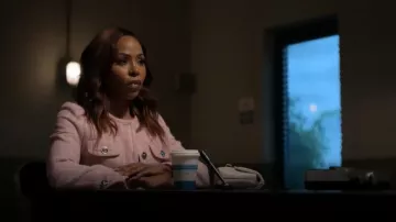 Chaqueta corta a cuadros con botones en la cabeza de Medusa de Versace usada por Andrea 'Andi' Barnes (KJ Smith) como se ve en Sistas de Tyler Perry (S08E01)
