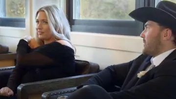 Robe Boohoo Mesh Bardot Midaxi - noire portée par Kacie Adkison comme on le voit dans The McBee Dynasty : Real American Cowboys (S02E10)