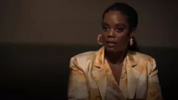 Blazer de botonadura sencilla estampado Pinko usado por Sabrina Hollins (Novi Brown) como se ve en Sistas de Tyler Perry (S08E01)
