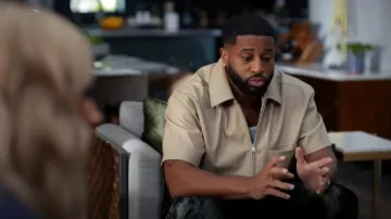 Camisa Hudson de manga corta con cremallera frontal usada por Zachary 'Zac' Taylor (Devale Ellis) como se ve en Sistas de Tyler Perry (S08E01)