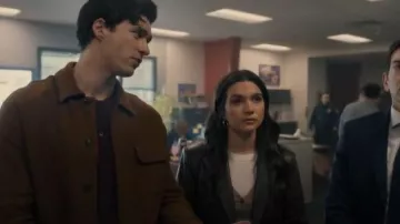 Chaleco Wilfred Pacino - Crepette™ usado por Cora McLeod (Cora McLeod) como se ve en Providence Falls (S01E03)