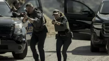 Casquette de chapeau de camouflage portée par Mac Wilson (Christina Vidal) comme on le voit dans The Terminal List (S01)