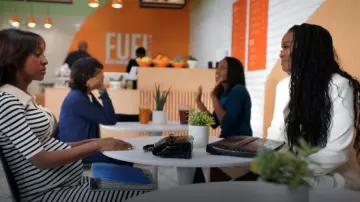 A.L.C. Juliet Blazer plisado Minivestido usado por Sabrina Hollins (Novi Brown) como se ve en Sistas de Tyler Perry (S08E08)