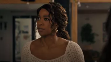 American Eagle Outfitters AE Square Neck Open Knit Sweater porté par Suzette Deveraux (Felicia Simone) comme on le voit à Providence Falls (S01E03)