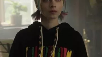 Miércoles S02 Emma Myers Sudadera con capucha bordada recortada usada por Enid Sinclair (Emma Myers) en Miércoles (S02)