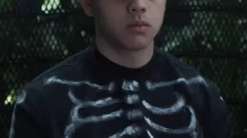 Miércoles S02 Isaac Ordóñez Camisa estrenada con esqueleto usada por (Isaac Ordóñez) en Miércoles (S02)