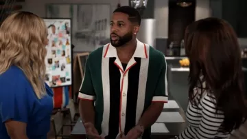 Camisa de ganchillo de algodón a rayas de Casablanca usada por Zachary 'Zac' Taylor (Devale Ellis) como se ve en Sistas de Tyler Perry (S08E11)