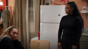Athleta Momentum Seamless Half Zip usado por Sabrina Hollins (Novi Brown) como se ve en Sistas de Tyler Perry (S08E13)