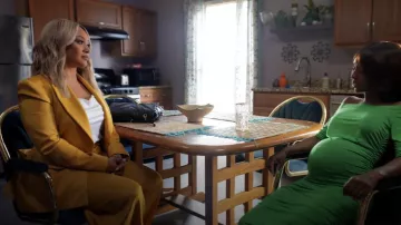 Blazer de un solo pecho de crepé satinado ajustado de Alex Perry usado por Fatima Wilson (Crystal Renee Hayslett) como se ve en Sistas de Tyler Perry (S08E15)