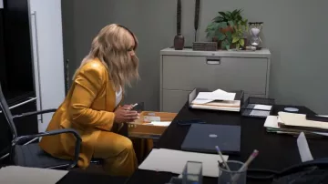 Pantalones de crepé de satén de pierna ancha de doble pliegue de cintura alta de Alex Perry usados por Fatima Wilson (Crystal Renee Hayslett) como se ve en Sistas de Tyler Perry (S08E15)