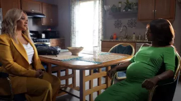 Vestido con hombros descubiertos L'Agence Sequoia usado por Karen Mott (Ebony Obsidian) como se ve en Sistas de Tyler Perry (S08E15)