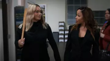 Top de satén mate sin mangas drapeado usado por Fatima Wilson (Crystal Renee Hayslett) como se ve en Sistas de Tyler Perry (S08E15)