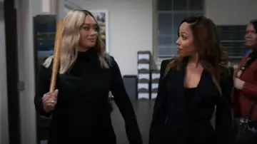 Haut drapé sans manches en satin mat porté par Fatima Wilson (Crystal Renee Hayslett) tel qu’on le voit dans Sistas de Tyler Perry (S08E15)