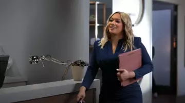 Giorgio Armani Robe fourreau en jersey à onglets portée par Fatima Wilson (Crystal Renee Hayslett) comme on le voit dans Sistas de Tyler Perry (S08E20)