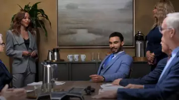 Veste blazer asymétrique à simple boutonnage McQueen portée par Andrea 'Andi' Barnes (KJ Smith) telle qu’on la voit dans Sistas de Tyler Perry (S09E01)