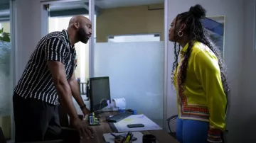 Camisa con dobladillo asimétrico estampada en bufanda de BruceGlen usada por Sabrina Hollins (Novi Brown) como se ve en Sistas de Tyler Perry (S09E04)