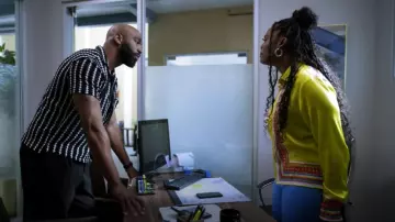 Camisa con dobladillo asimétrico estampada en bufanda de BruceGlen usada por Sabrina Hollins (Novi Brown) como se ve en Sistas de Tyler Perry (S09E04)
