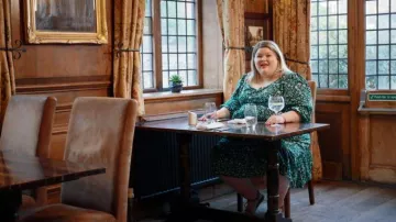 New Look Noir Ditsy Floral Tie Back Puff Sleeve Midi porté par Sam comme on le voit dans 90 Day Fiancé UK (S04E08)