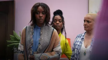 Cárdigan con cinturón de jacquard de Karen Kane usado por Karen Mott (Obsidiana de ébano) como se ve en Sistas de Tyler Perry (S09E04)