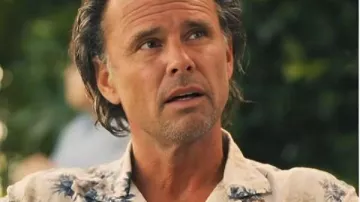 Le lotus blanc Walton Goggins hibiscus chemise florale portée par Rick Hatchett (Walton Goggins) comme on le voit dans le lotus blanc (S03)