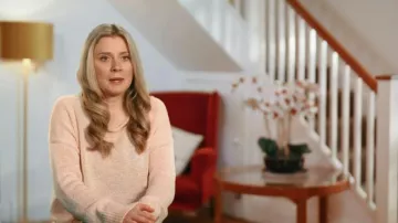 Miss Selfridge Asymmetric Off The Shoulder Slouchy Cozy Knit Sweater porté par Sarah comme on le voit dans 90 Day Fiancé UK (S04E09)