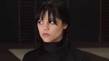 Camisa negra corta con cuello de miércoles usada por Wednesday Addams / Goody Addams (Jenna Ortega) como se ve en Miércoles (S02E01)