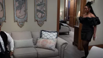 Minivestido con hombros descubiertos de Selena de House of CB usado por Sabrina Hollins (Novi Brown) como se ve en Sistas de Tyler Perry (S09E06)