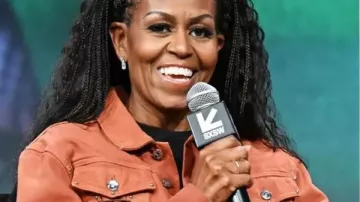 Chaqueta corta con cordones Michelle Obama en Michelle Obama no SXSW 2025