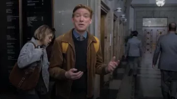 Chaqueta vaquera Mother Snacks The Big Bite usada por Mare Pritti (Chelsea Frei) como se ve en The Paper (S01E01)