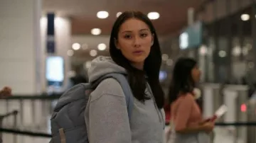 Coach The Summer I Turned Pretty Loop Quilted Wavy Backpack porté par Isabel 'Belly' Conklin (Lola Tung) comme on le voit dans The Summer I Turned Pretty (S03E09)