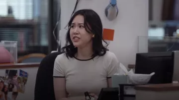 Camiseta de manga corta de algodón Pima con punta Vince usada por Nicole Lee (Ramona Young) como se ve en The Paper (S01E05)