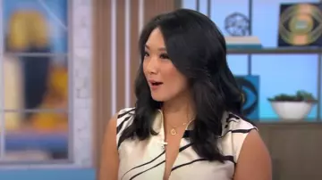 Robe plissée fluide portée par Nancy Chen telle qu’elle est vue dans CBS Mornings le 4 septembre 2025
