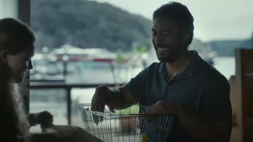 Tommy Hilfiger 1985 Polo regular usado por Zach como se ve en Playing Gracie Darling (S01E01)