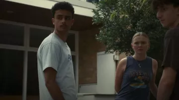 Ash Dime Happy T Shirt porté par Jay (Rudi Dharmalingam) comme on le voit dans Playing Gracie Darling (S01E01)