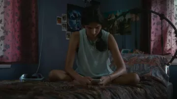 Jordan Sport Diamond Tank Top usado por Raffy Rajeswaran (Saiesha Sundaralingam) como se ve en Playing Gracie Darling (S01E01)