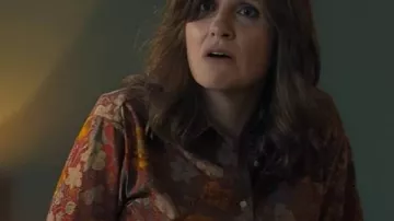El retorcido cuento de Amanda Knox 2025 Camisa floral de Sharon Horgan usada por Edda Mellas (Sharon Horgan) en El retorcido cuento de Amanda Knox (T01)