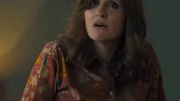 El retorcido cuento de Amanda Knox 2025 Camisa floral de Sharon Horgan usada por Edda Mellas (Sharon Horgan) en El retorcido cuento de Amanda Knox (T01)