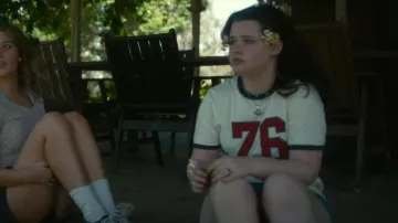 Brandy Melville John Galt 78 T Shirt porté par la jeune Joni Grey (Eloise Rothfield) comme on le voit dans Playing Gracie Darling (S01E03)