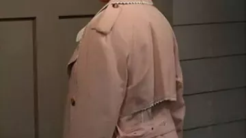 Gabardina con ribete de encaje usada por Leanne (Leanne Morgan) en la serie de televisión Leanne 2025