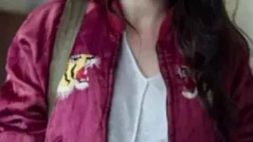 Bomber Red Varsity Jacket de Colleen Wing (Jessica Henwick) en Marvel's Iron Fist