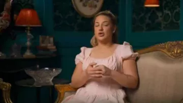 Boohoo Puff Sleeve Milkmaid Maxi Dress portée par Emma comme on le voit dans The Inheritance (S01E02)