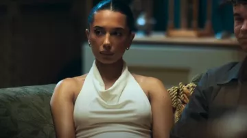 NA-KD Haut dos nu porté par Hatsah comme on le voit dans The Inheritance (S01E02)