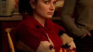 Bad Sisters S2 Eve Hewson Suéter rojo estampado usado por Becka Garvey (Eve Hewson) en Bad Sisters (S02)