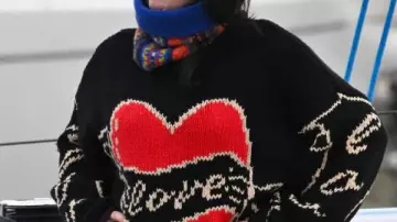 Bad Sisters S2 Eve Hewson Love Black Heart Sweater usado por Becka Garvey (Eve Hewson) en Bad Sisters (S02)