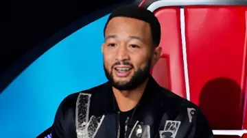 The Voice S27 John Legend Chaqueta negra y dorada usada por Self - Coach (John Legend) como se ve en The Voice (S27)