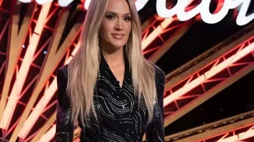 Carrie Underwood Robe blazer ornée de cristaux portée par Self - Judge (Carrie Underwood) comme on le voit dans American Idol