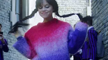 Mercredi S2 Jenna Ortega Ombre Pull porté par Mercredi Addams / Goody Addams (Jenna Ortega) comme on le voit dans Mercredi (S02E06)