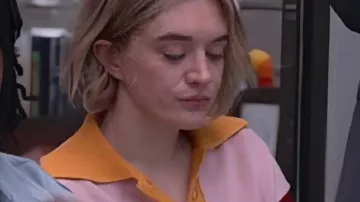 La chemise polo en tricot Paper Color Block portée par (Chelsea Frei) comme on le voit dans The Paper