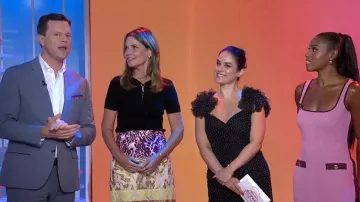 Falda midi de estampado mixto Dries Van Noten Stan usada por Savannah Guthrie como se ve en Today with Jenna & Friends el 5 de septiembre de 2025