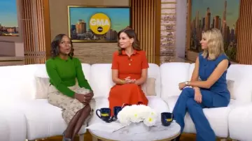 Jupe en gabardine écrasée à motifs floraux de la collection Michael Kors portée par Deborah Roberts, comme on le voit dans Good Morning America le 5 septembre 2025